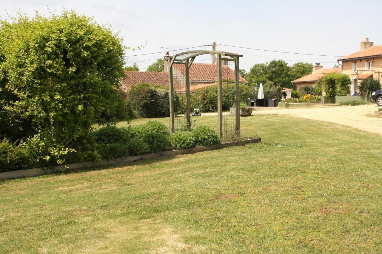 Tlc Gites And B&B Tusson Zewnętrze zdjęcie